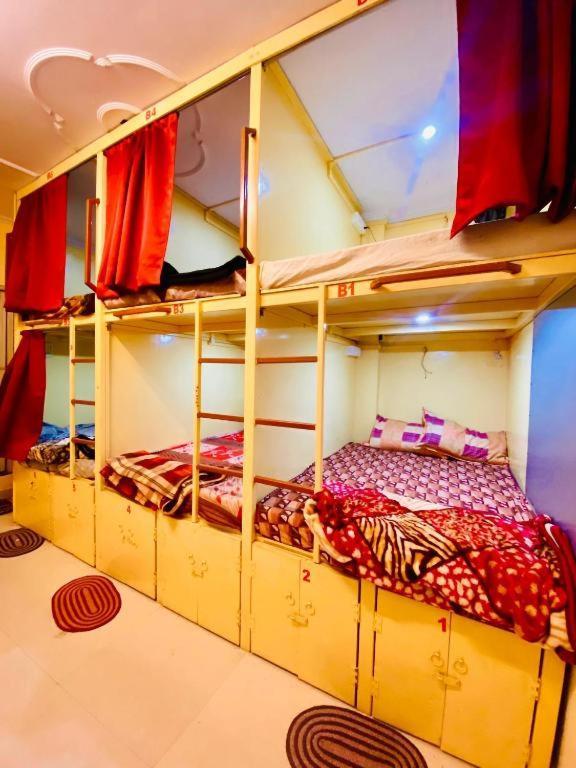 Namo Guest House Only For Indians พาราณสี ภายนอก รูปภาพ
