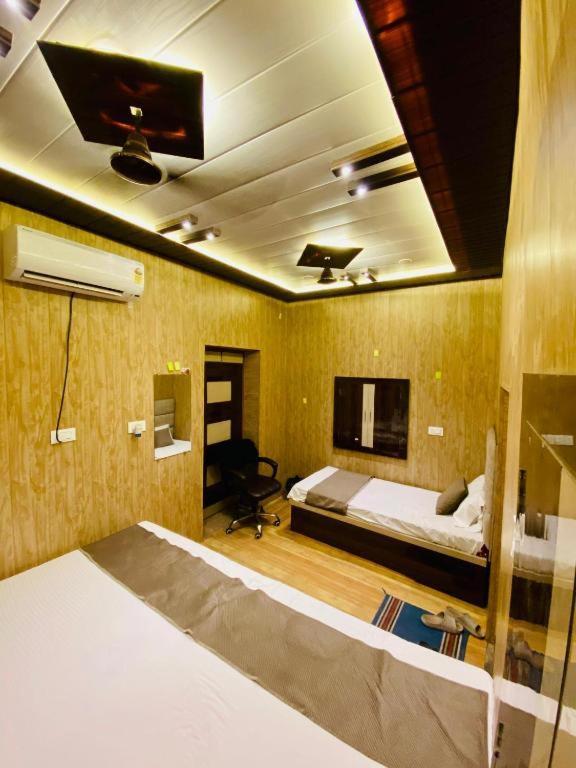Namo Guest House Only For Indians พาราณสี ภายนอก รูปภาพ