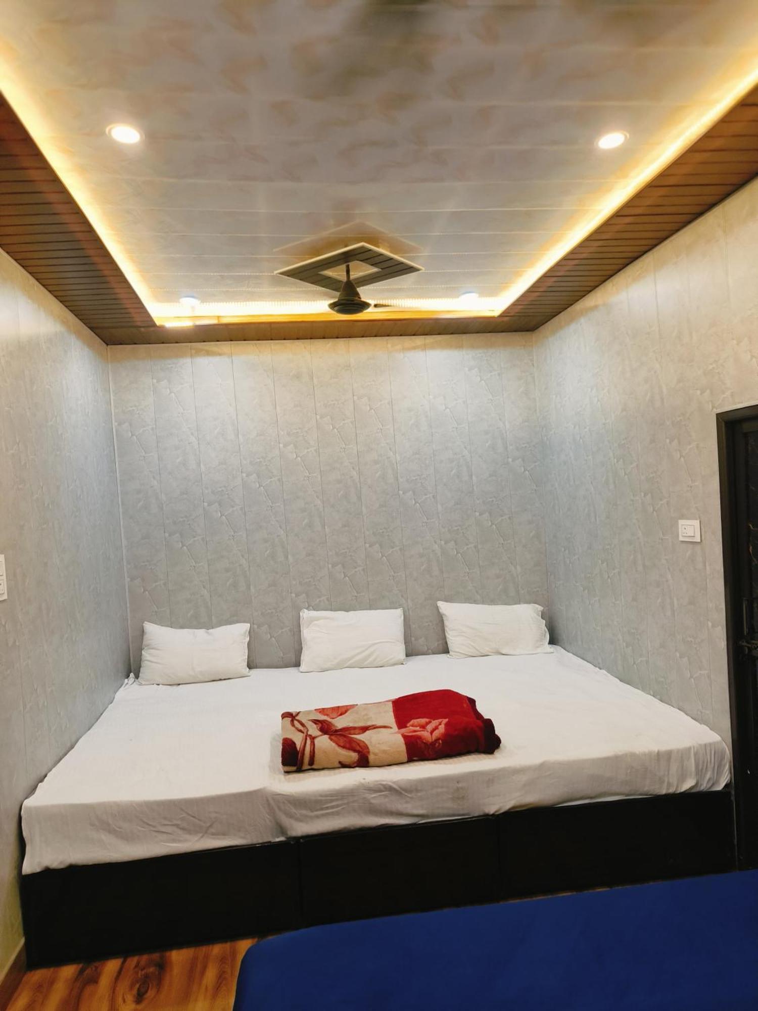 Namo Guest House Only For Indians พาราณสี ภายนอก รูปภาพ