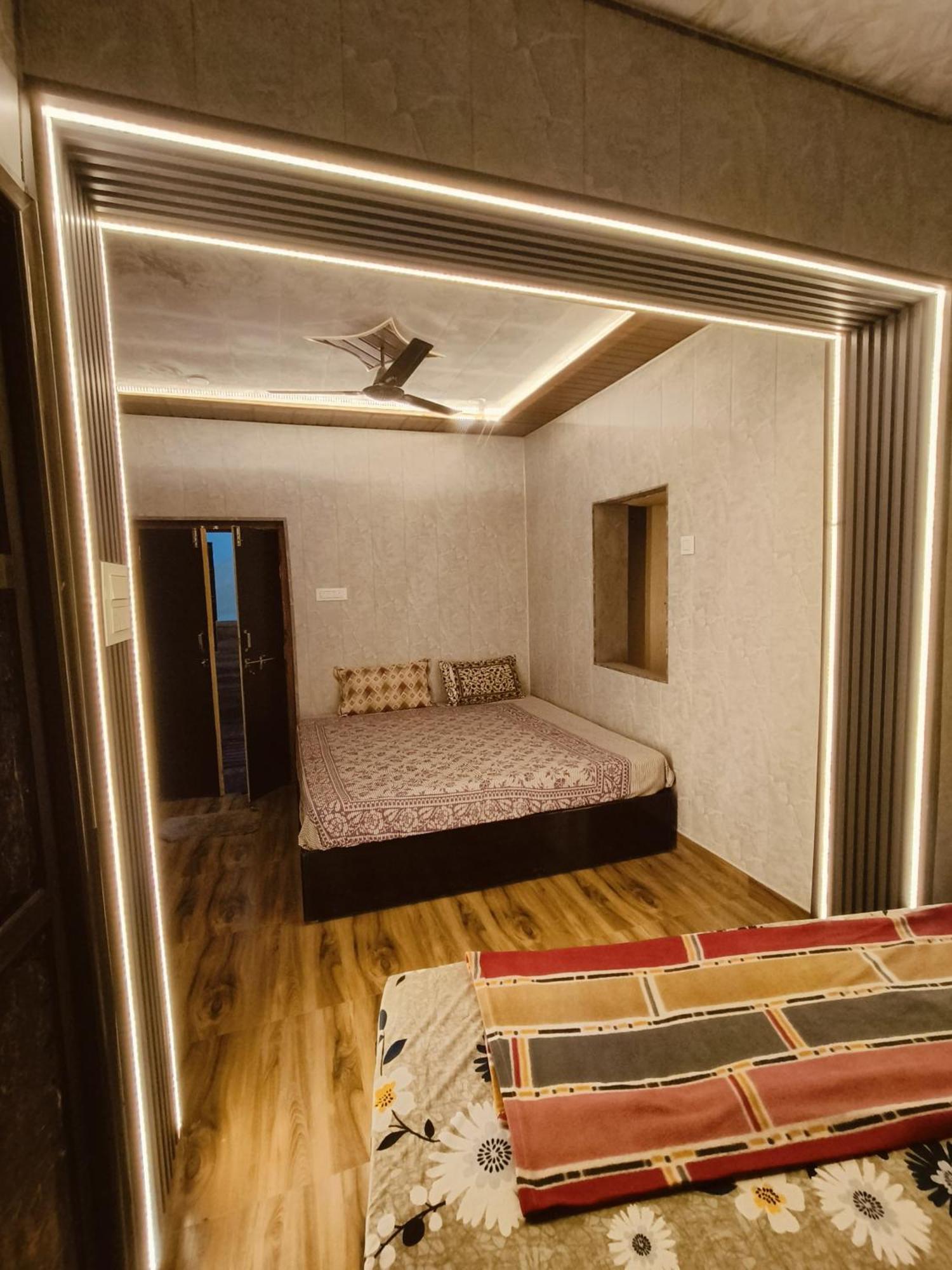 Namo Guest House Only For Indians พาราณสี ภายนอก รูปภาพ