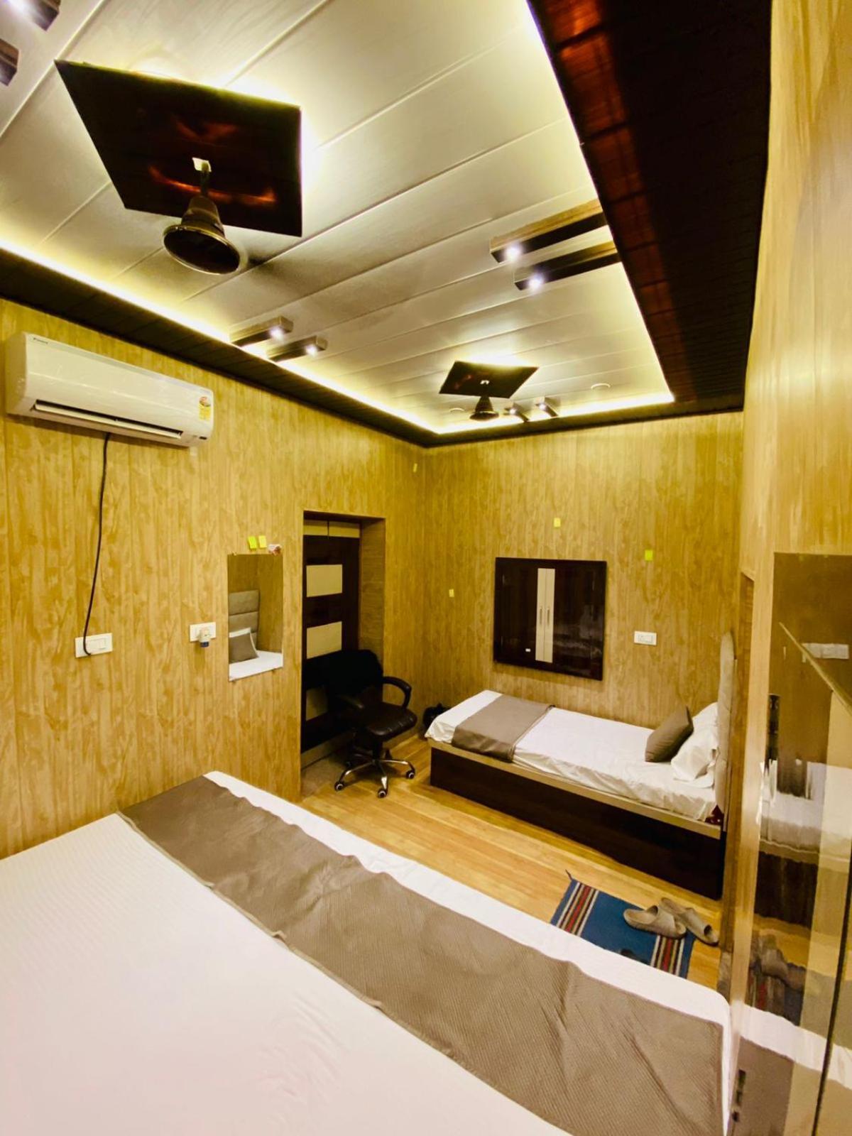Namo Guest House Only For Indians พาราณสี ภายนอก รูปภาพ